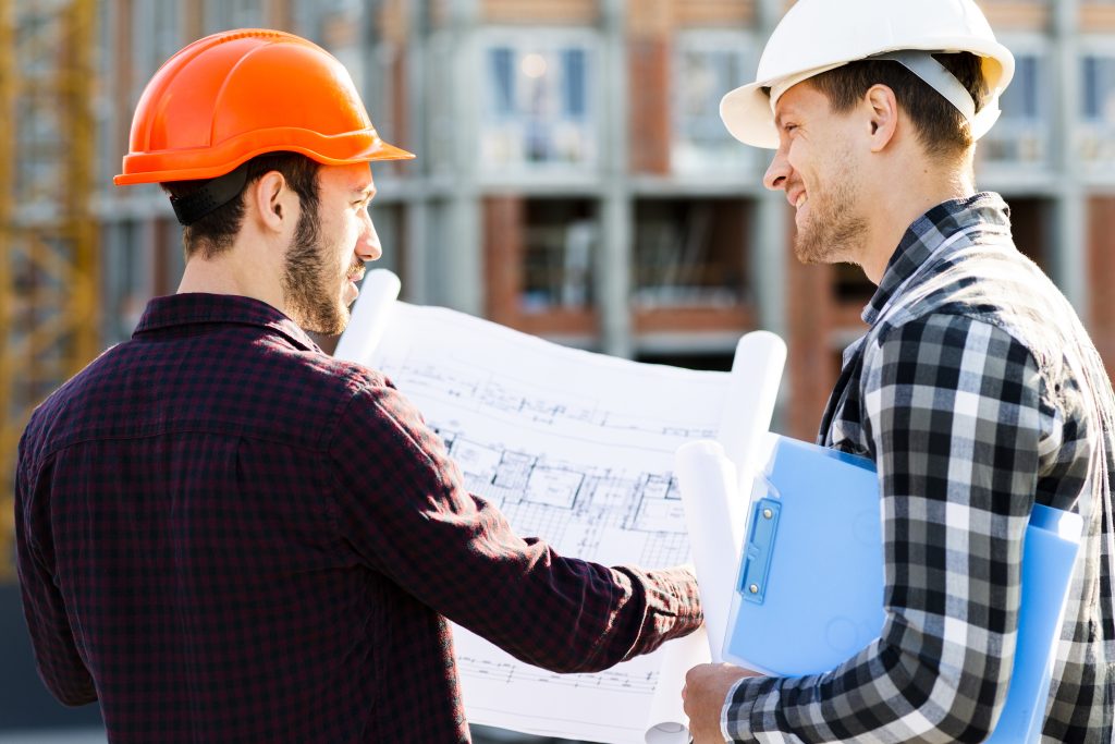 vista-posterior-de-primer-plano-del-ingeniero-y-arquitecto-que-supervisa-la-construccion
